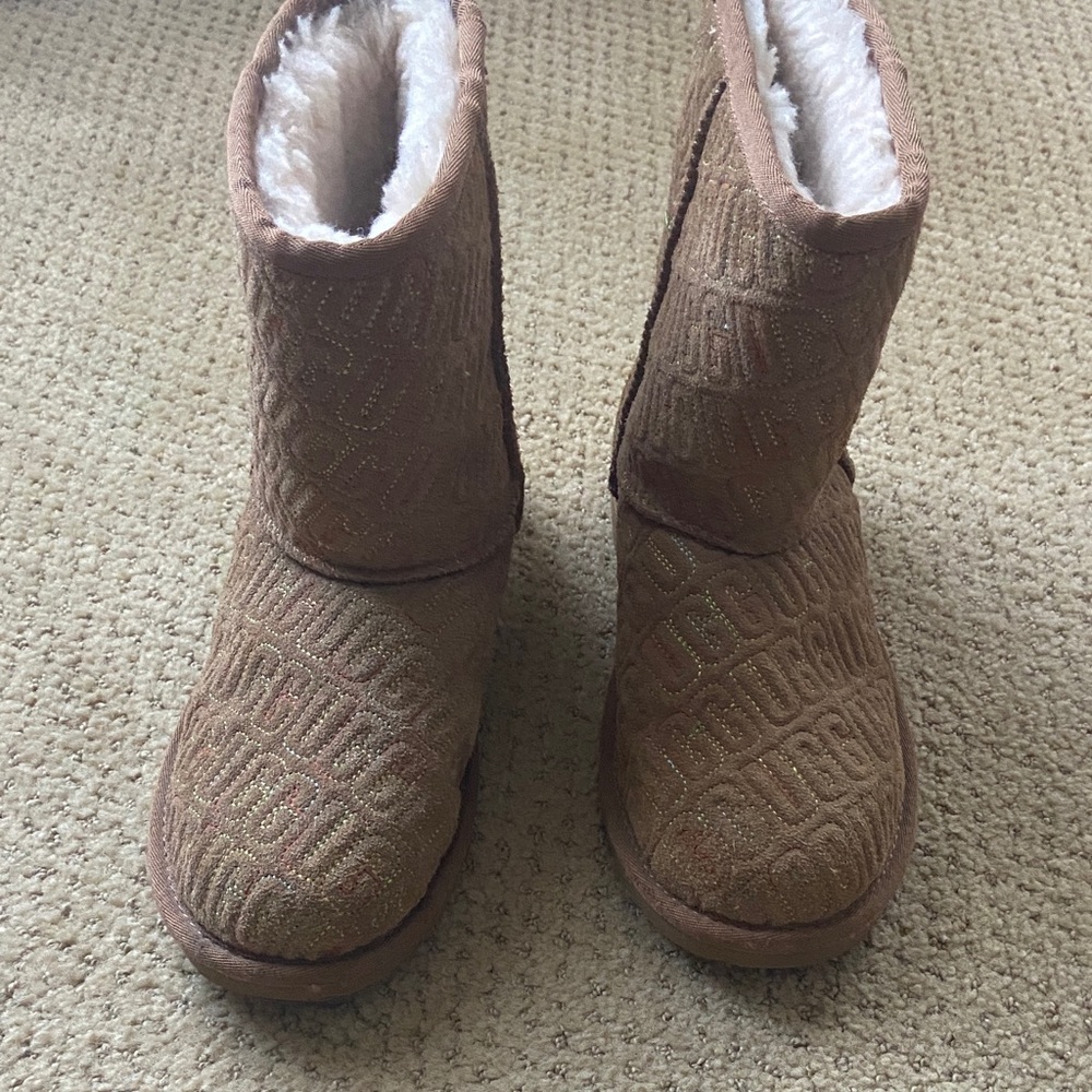 Girl UGG Boots Size 5. Barely used!